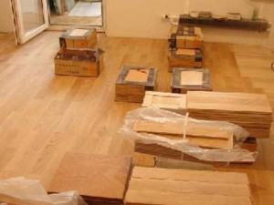 материал продерживают в помещении несколько дней