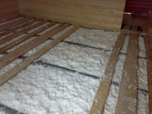 Для нанесения жидких утеплителей используется специальный аппарат