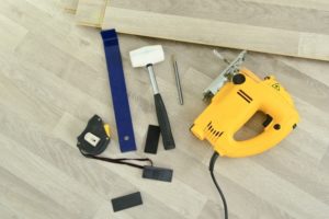 Чтобы получить дощечку нужного размера, длины, формы, существуют несколько разнообразных электрических и ручных агрегатов