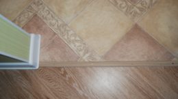 kak-skleit-linoleum