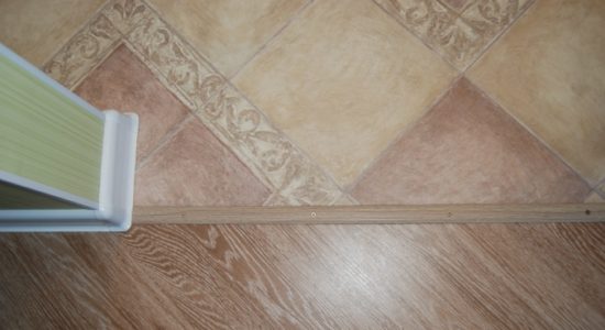 kak-skleit-linoleum