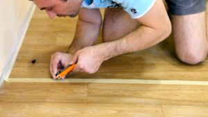 kak_skleitj_linoleum