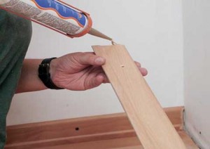 крепление плинтусов пластиковых с помощью клея