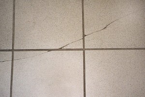 Трещина на керамограните из за некачественной стяжки