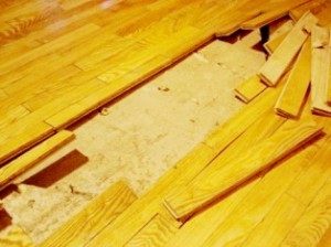 После подсыхания испорченные части паркета необходимо снять